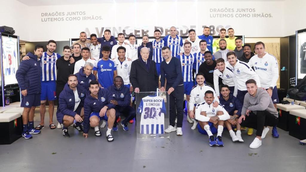 Plantel do FC Porto tributa Sérgio Conceição pelos 300 jogos ao comando do clube (FC Porto)