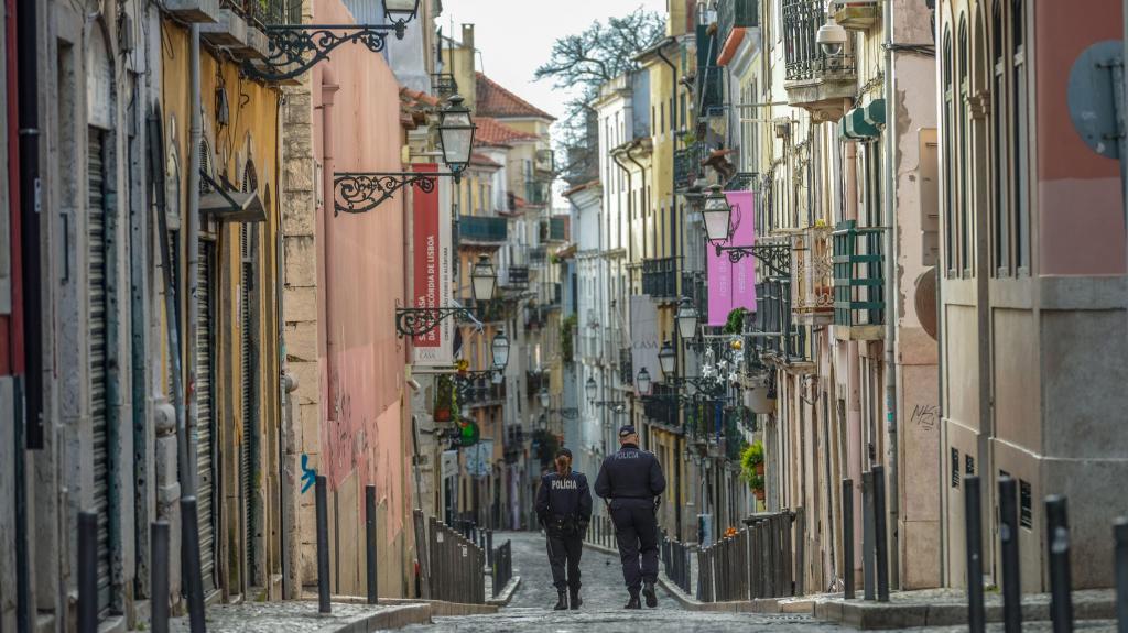 Rua da Rosa, Bairro Alto, habitação, casas, Lisboa, polícia. Foto: Bildagentur-online/Universal Images Group via Getty Images