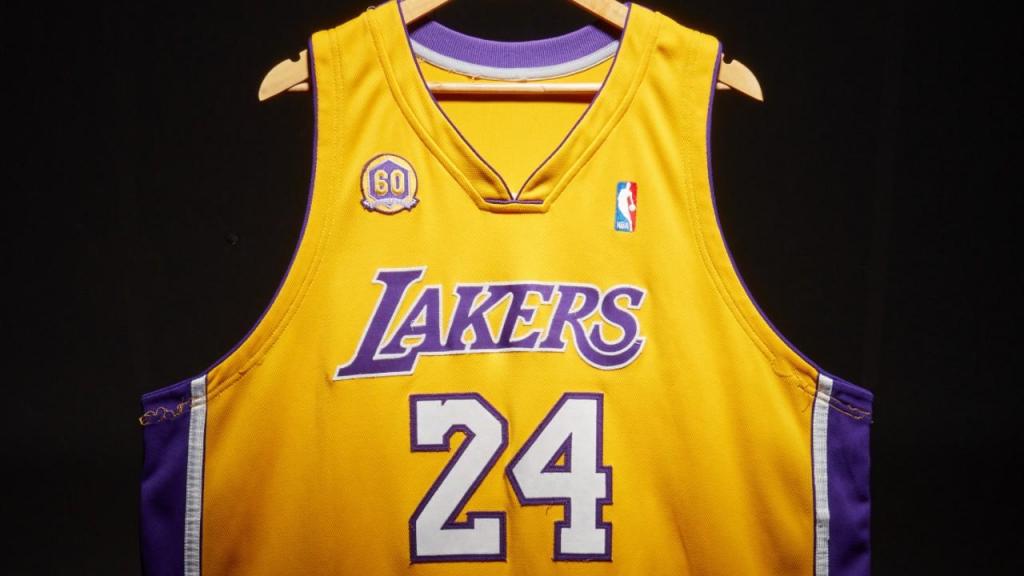 Camisola de Kobe Kryant nos Lakers vai ser leiloada (Sotheby's)