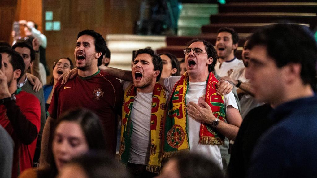 Adeptos cantam o hino (Carlos Costa/AFP via Getty Images)