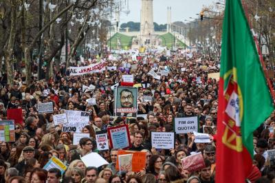 Professores iniciam em Lisboa greve de 18 dias por distritos - TVI