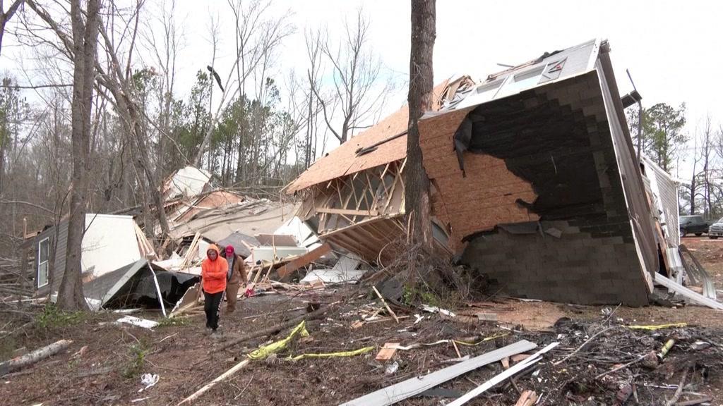 "Não temos nada, tudo o que tínhamos desapareceu": passagem de um tornado nos EUA faz vários mortos e desalojados no Alabama