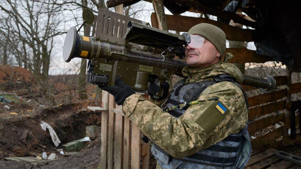 Soldados ucranianos com um Stinger (MANPADS, sistema de defesa aérea portátil), de fabrico norte-americano, na linha de frente em Bakhmut. Créditos Pierre Crom/Getty