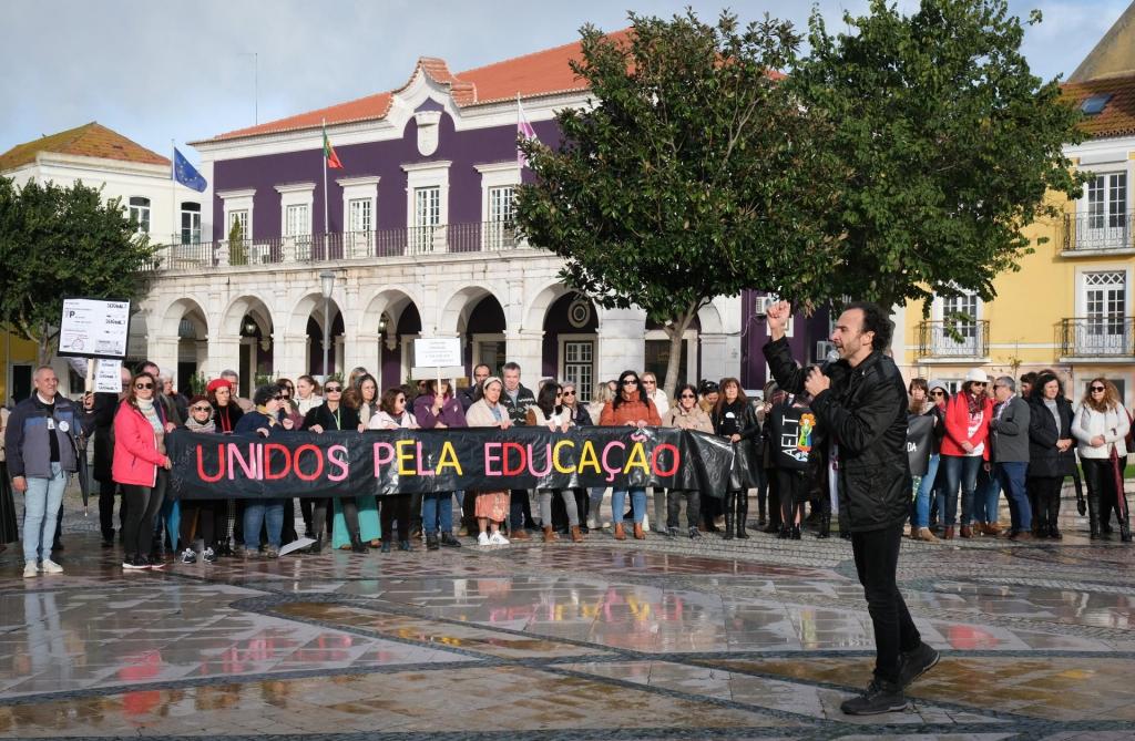 Manifestação de professores e assistentes operacionais organizada pelo S.T.O.P. em Setúbal (Foto: Rui Minderico/Lusa)