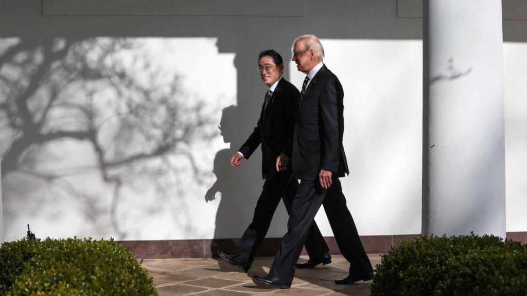 O presidente dos EUA Joe Biden e o primeiro-ministro japonês Fumio Kishida a caminho da Sala Oval para uma reunião na Casa Branca no dia 13 de Janeiro. Créditos: Kevin Dietsch/Getty Images