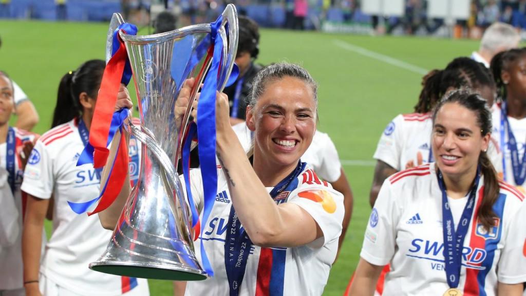 Sara Bjork Gunnarsdottir com o troféu da Liga dos Campeões conquistado pelo Lyon, em 2022, já depois da gravidez. Em 2021/22 participou em apenas seis jogos e só fez três minutos na Champions (Getty)