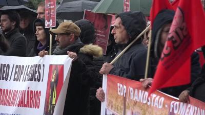 Trabalhadores do grupo EDP protestam em Lisboa por aumento de salários - TVI