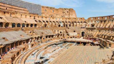 Turista apanhado a escrever as suas iniciais e as da noiva no Coliseu de Roma - TVI