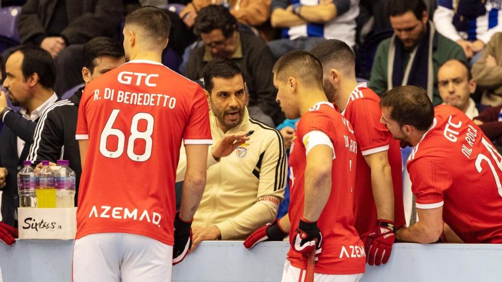 Hóquei em patins: treinador do Benfica, Nuno Resende, fala com os jogadores durante o jogo com o FC Porto (José Coelho/Lusa)