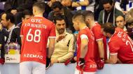 Hóquei em patins: treinador do Benfica, Nuno Resende, fala com os jogadores durante o jogo com o FC Porto (José Coelho/Lusa)