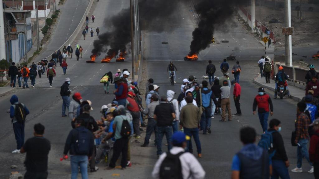 Centenas de manifestantes interrompem operações no aeroporto de Arequipa (AP Photo/Jose Sotomayor)