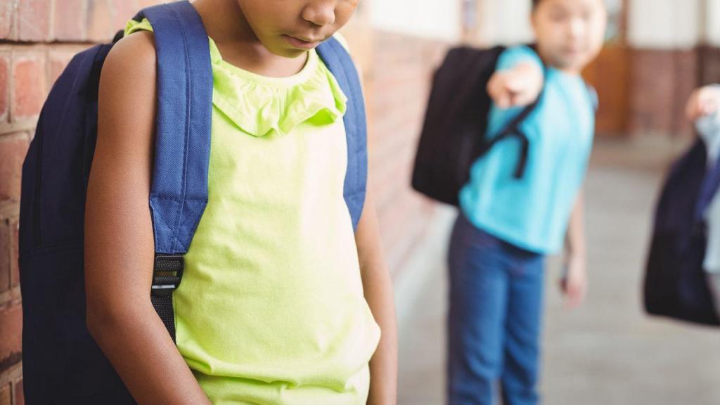 Os pais devem falar com os seus filhos sobre a importância de denunciar comportamentos de bullying aos funcionários da escola. Créditos: WavebreakMediaMicro/Adobe Stock