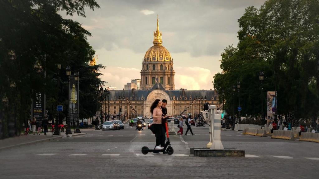 Trotinete junto ao Petit Palais, Paris (foto: Steve McDonald/Flickr)