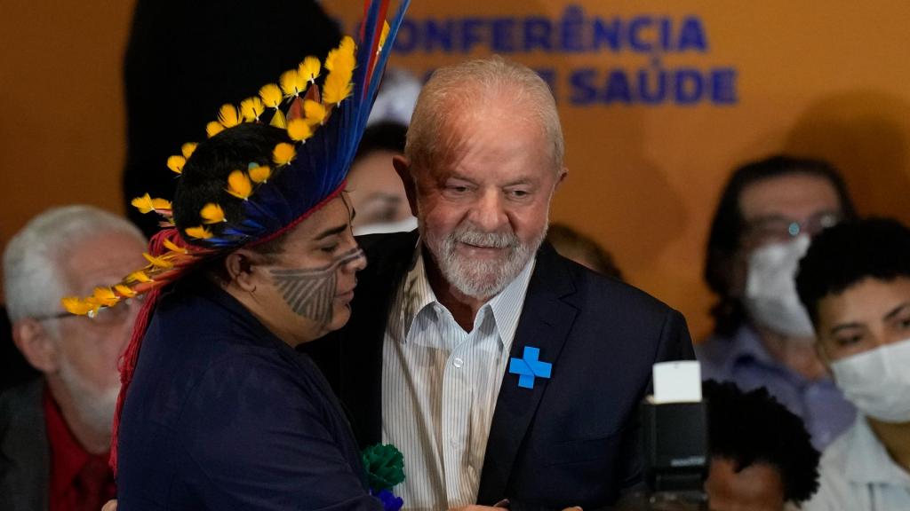 Líder Yanomami com Lula da Silva (Andre Penner/AP)