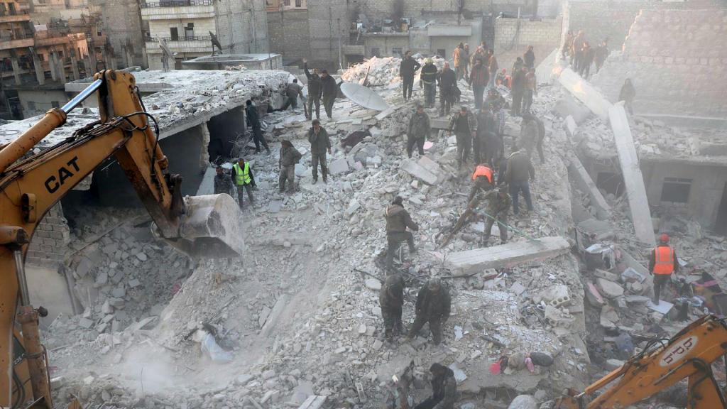 Desabamento de edifício em Aleppo, Síria (Hawar News Agency via AP)