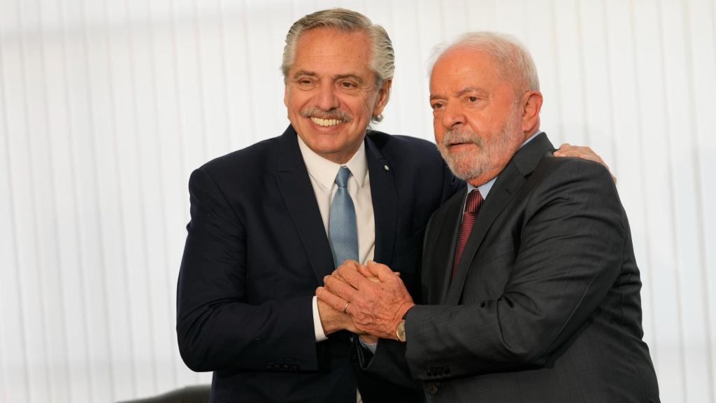 Alberto Fernández e Lula da Silva (Eraldo Peres/AP)