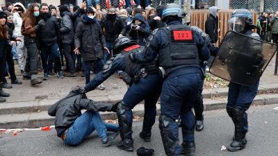 Cinco polícias detidos em Marselha devido à morte de um homem de 27 anos durante protestos em França - TVI