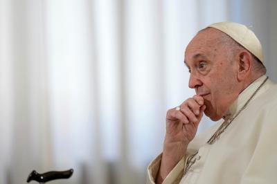 Papa Francisco já teve alta hospitalar e até brincou com quem o esperava à saída: "Ainda estou vivo" - TVI