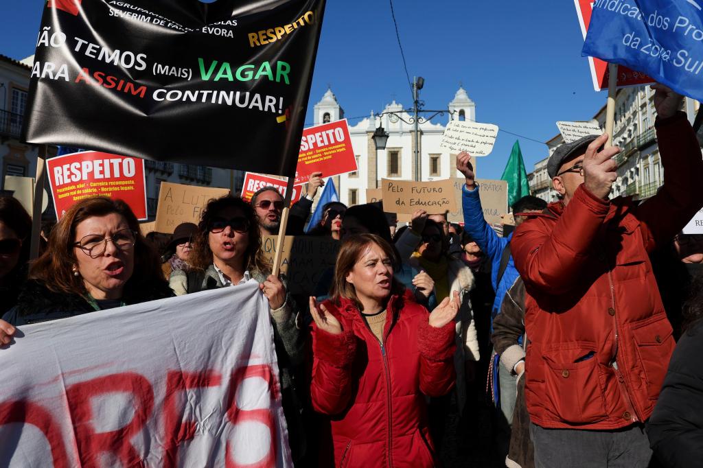 Catarina Martins grita palavras de ordem durante a concentração de professores em greve na praça do Giraldo (Nuno Veiga/LUSA)