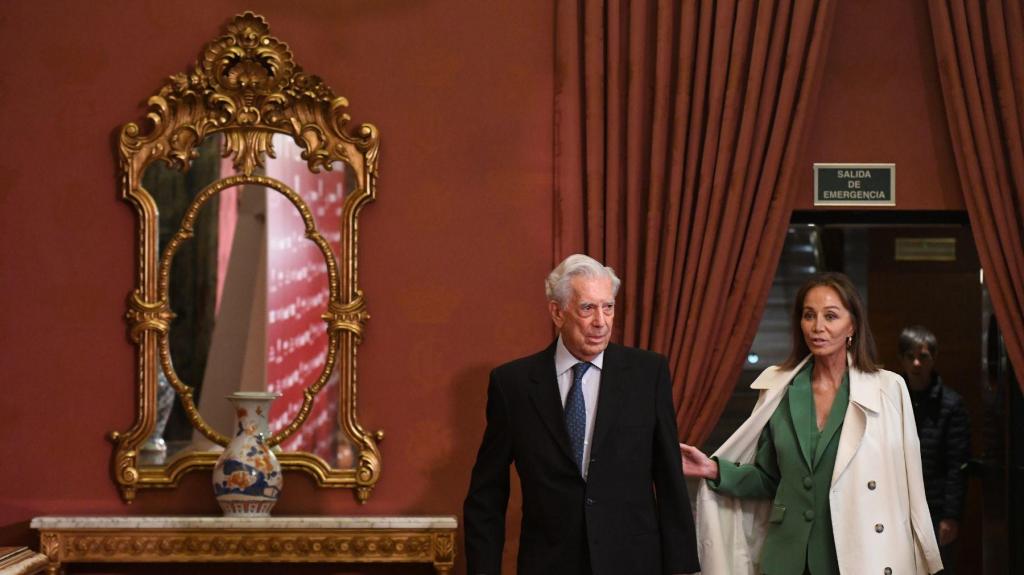 Mario Vargas Llosa com Isabel Preysler (Getty Images)