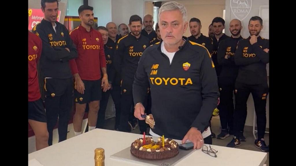 José Mourinho parte o bolo de aniversário