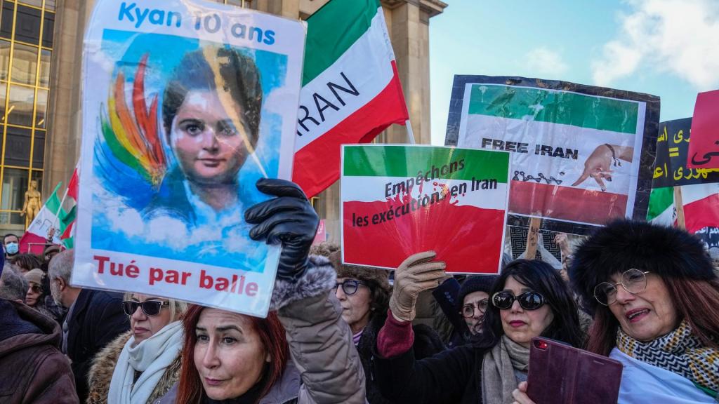 Manifestação a favor das mulheres no Irão (Michel Euler/AP)