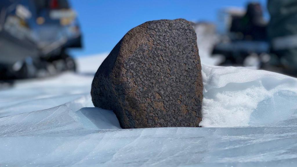 Durante uma expedição à Antártida que terminou em 16 de janeiro, uma equipa de investigadores encontrou cinco meteoritos, incluindo uma das maiores amostras encontradas no continente. Cortesia: Maria Valdes