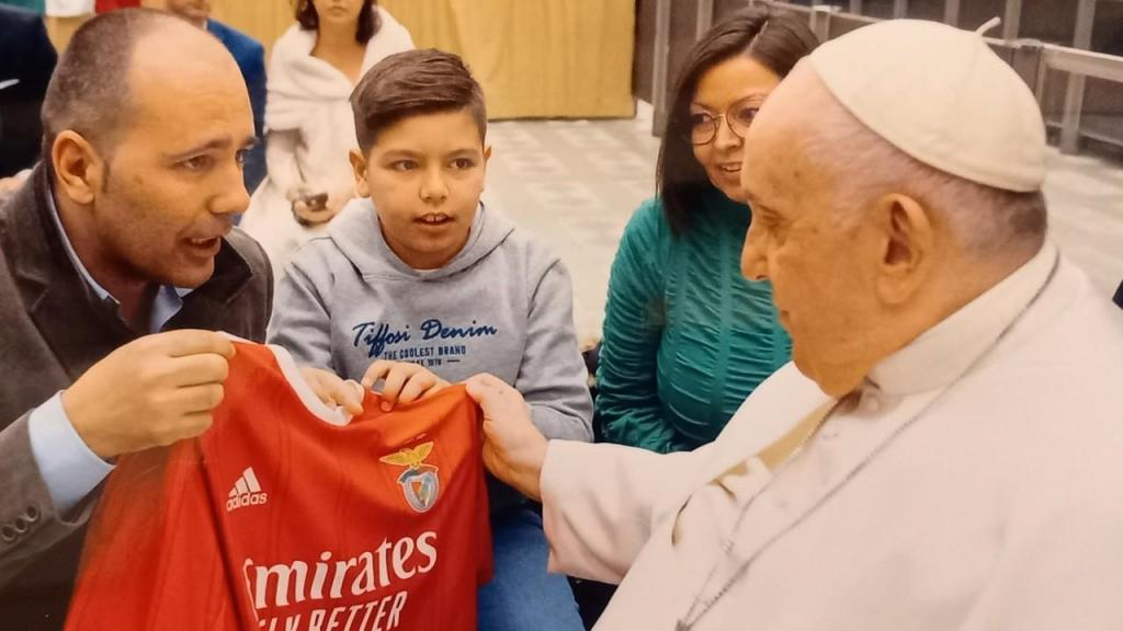 Papa Francisco recebe camisola do Benfica autografada por Otamendi e Enzo (foto: site SLB)