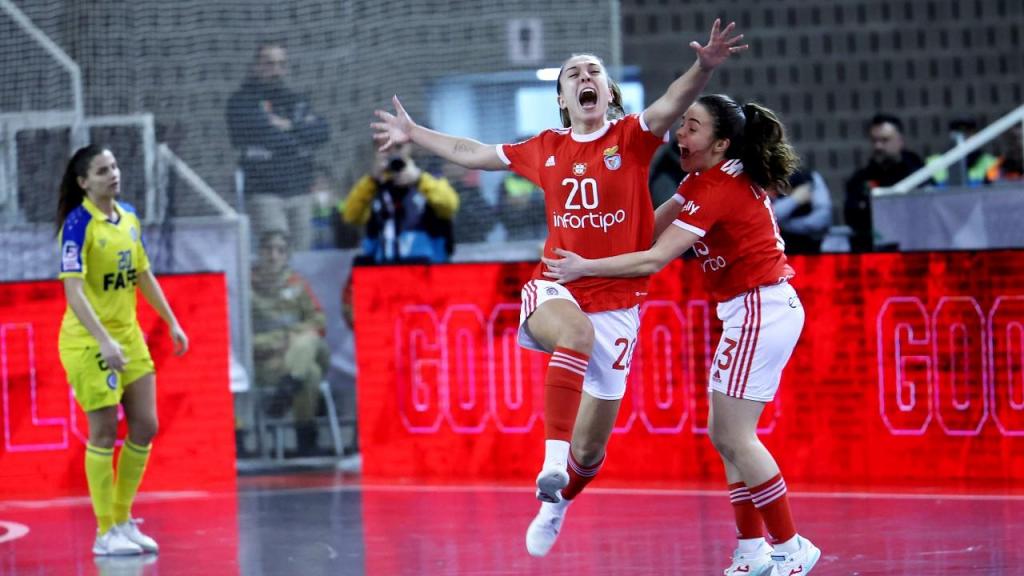 Raquel Santos e Inês Matos festejam um dos golos no Benfica-Nun’Álvares, da final da Taça da Liga feminina
