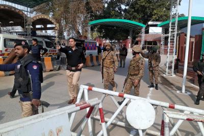 Paquistão revê número de mortos para 84 em atentado em mesquita (83 eram polícias) - TVI