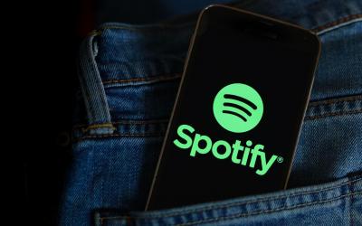 Investigação na Suécia revela que redes criminosas usam falsos streams no Spotify para lavar dinheiro - TVI