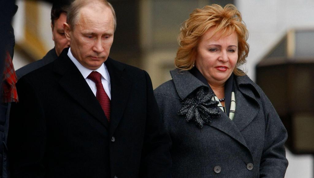 Lyudmila Putina (hoje Ocheretnaya) com Putin, em 2012 (AP)