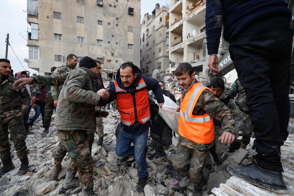Buscas depois do sismo na Turquia e na Síria (Associated Press)