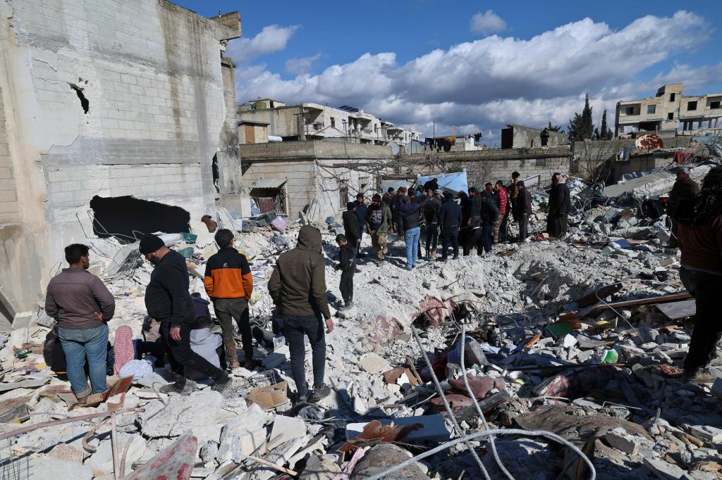 Operações de resgate na Síria (Foto: AP)