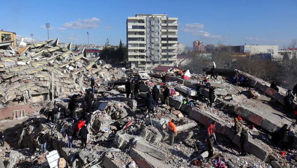 Operações de resgate após o sismo em Kahramanmaras, na Turquia (EPA)