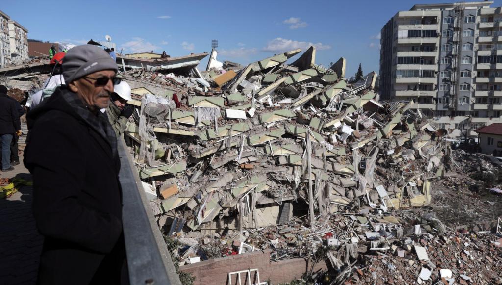 Operações de resgate após o sismo em Kahramanmaras, na Turquia (EPA)