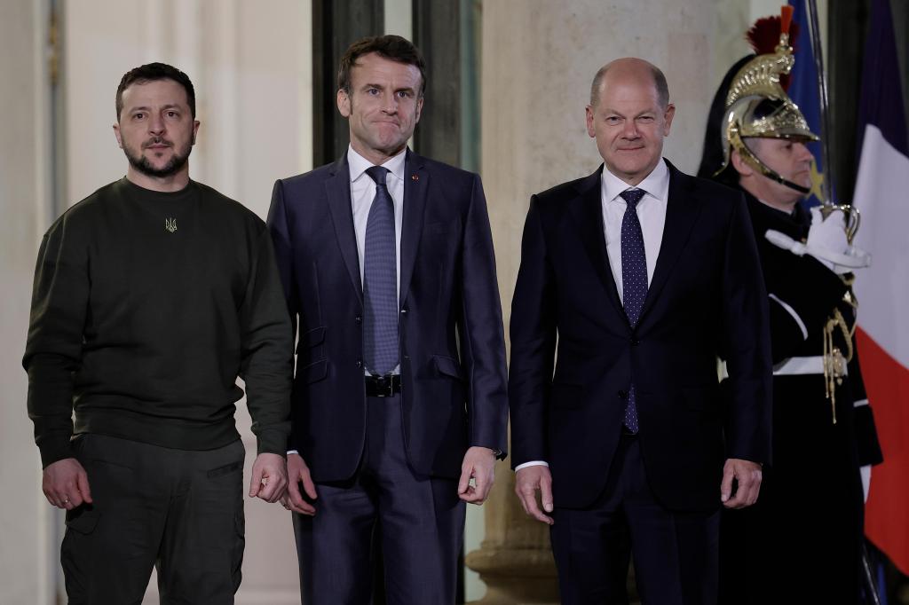 Volodymyr Zelensky recebido no Palácio do Eliseu por Emmanuel Macron e Olaf Scholz 