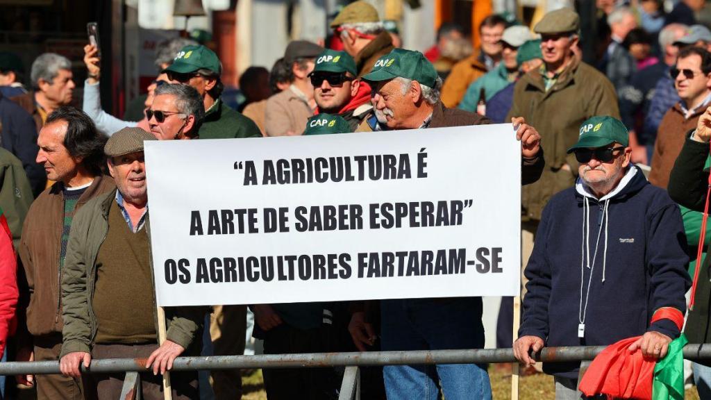 Presidente da CAP - Confederação dos Agricultores de Portugal, Eduardo Oliveira e Sousa, ladeado pela presidente da Câmara Municipal de Portalegre, Fermelinda Carvalho, durante uma manifestação de agricultores em Portalegre. (Nuno Veiga/Lusa)
