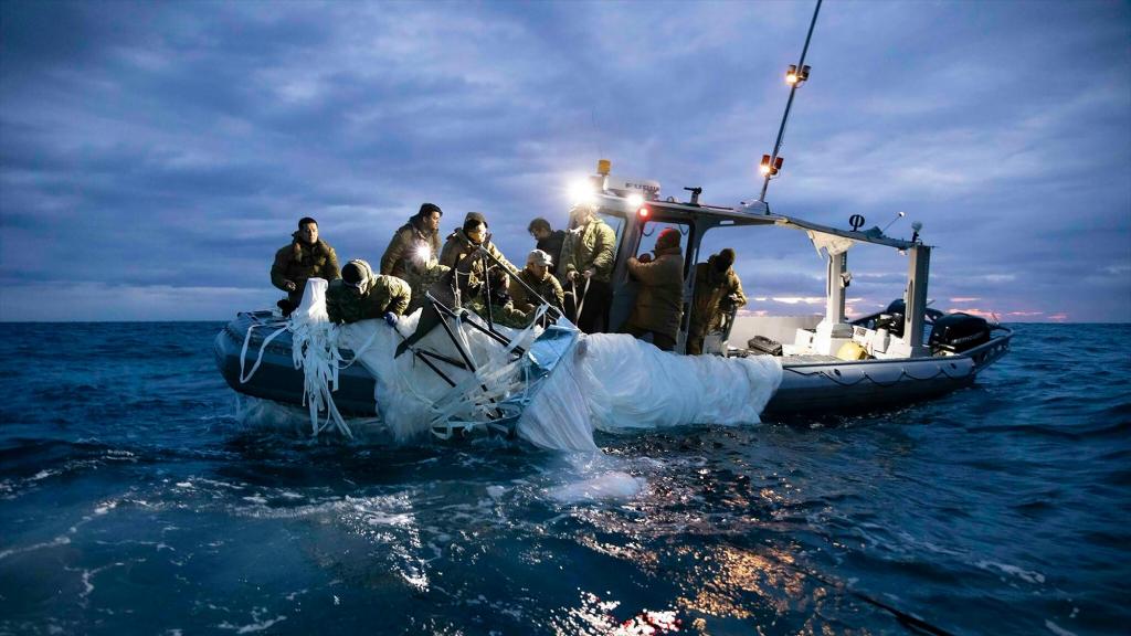Marinha norte-americana recupera o balão-espião, abatido pelos Estados Unidos, ao largo da costa de Myrtle Beach, Carolina do Sul, a 5 de fevereiro. Créditos: US Navy via AP