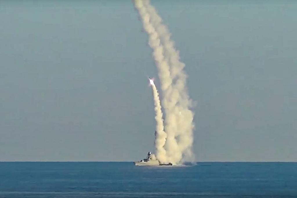 Lançamento de míssil Kalibr russo (Foto: Ministério da Defesa da Rússia via AP)
