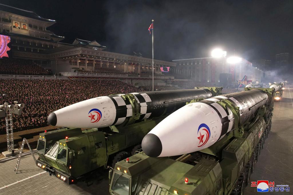Parada militar em Pyongyang, 9 de fevereiro de 2023. Foto: KCNA via AP