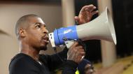 Presnel Kimpembe de megafone na mão a enfrentar adeptos após a derrota do PSG no Mónaco (Jonathan Moscrop/via Getty Images)
