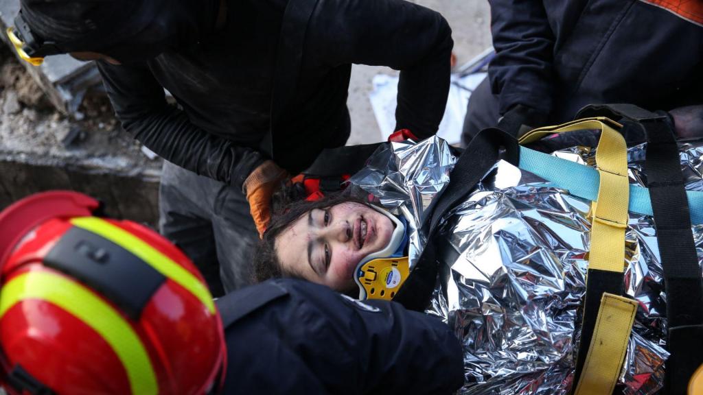 Resgate de menina síria de 12 anos, em Hatay, na Turquia (APA/STR/Lusa)