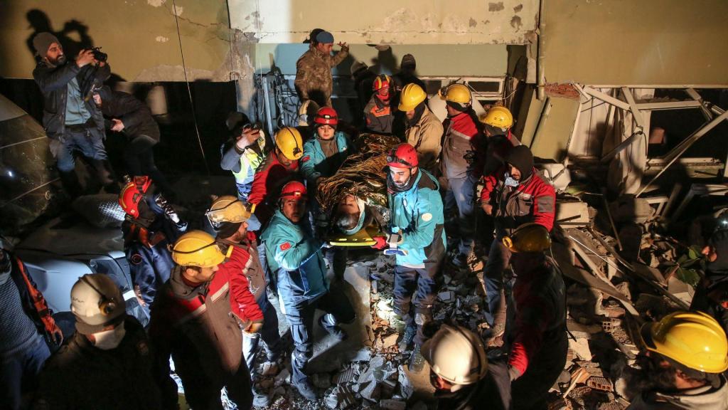 Sobrevivente do sismo resgatado com vida em Hatay, na Turquia (EPA/STR/Lusa)