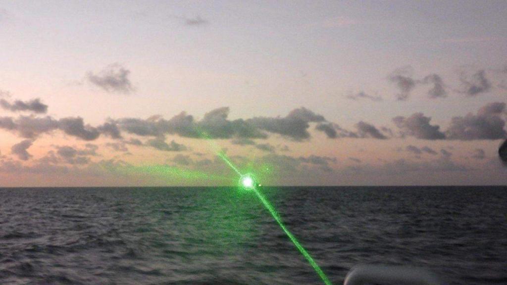 Navio chinês lança laser. Foto: Guarda Costeira Filipina