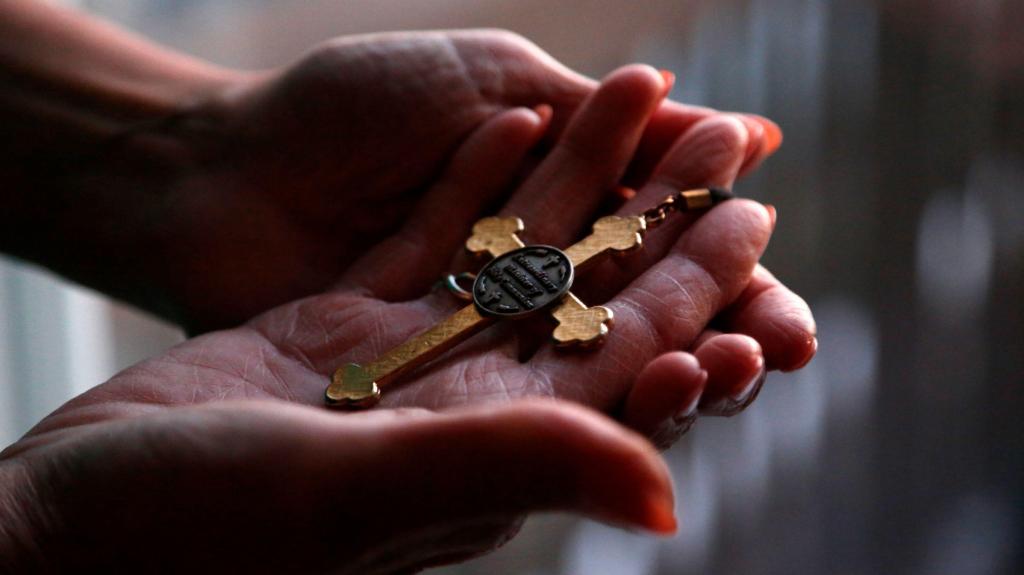 Igreja, mãos, terço, crucifixo, religião, fé. Foto: AP Photo/Jessie Wardarski