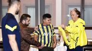 Adepto do Fenerbahçe que sobreviveu ao sismo conhece Jesus (FOTO: Fenerbahçe)