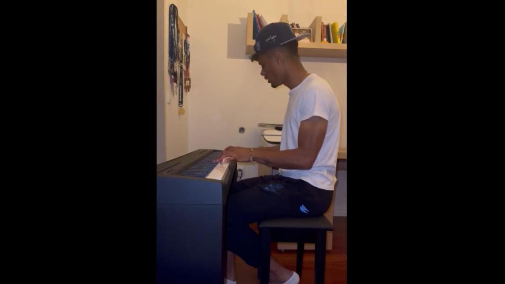 Gonçalo Borges a tocar piano (Twitter)