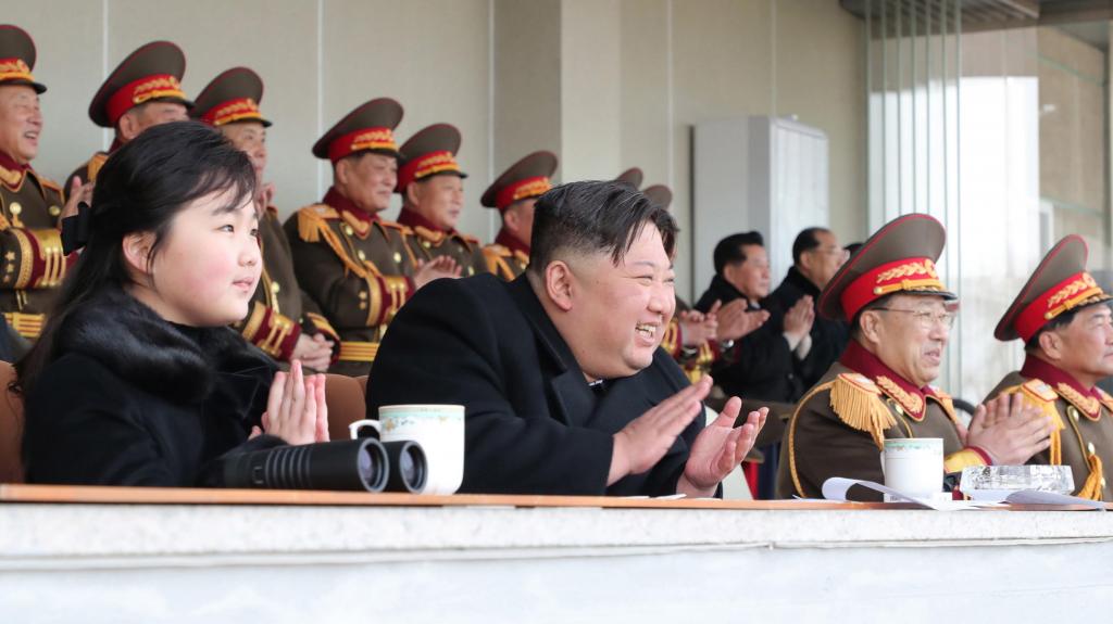Kim Jong-un com a filha, Kim Ju-ae (KCNA via Lusa)