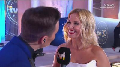 Cristina Ferreira surpreende «de branco, mas com a história da TVI no vestido» - TVI